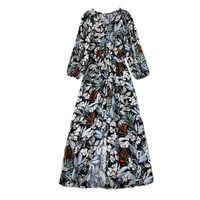 Ｖネックでハーフスリーブの華やかなフラワープリントワンピース