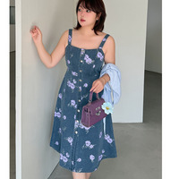 ウォッシュ加工デニムにフラワープリントのサスペンダーワンピース sanmaru