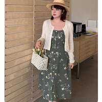 ウォッシュ加工デニムにフラワープリントのサスペンダーワンピース sanmaru