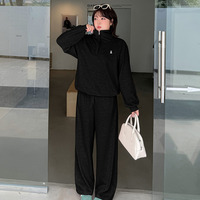 ハーフジップトップスとワイドパンツの大人のトラックスーツ sanmaru