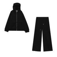 ダブルジップパーカーとサイドプリーツパンツのスウェットスーツ