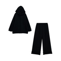 フードと裾にフリルをあしらった大人可愛いスウェットスーツ