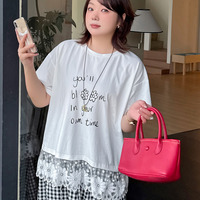 フラワーレースを裾にコラージュした胸プリント半袖Tシャツ