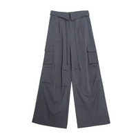 抜け感たっぷりでスタイリッシュなワイドレッグカーゴパンツ