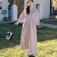 フロントはアコーディオンプリーツでバックはボタン開きデザインのワンピース