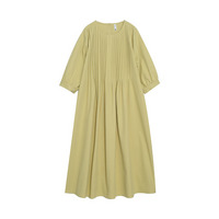 フロントはアコーディオンプリーツでバックはボタン開きデザインのワンピース