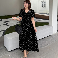 クラシカルなポルカドットプリントの大人ガーリーワンピース