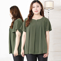 ハートカットになったネックラインとシルバーボタンがアクセントのAラインブラウス