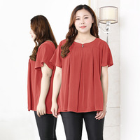 ハートカットになったネックラインとシルバーボタンがアクセントのAラインブラウス