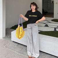 スタイリッシュな胸ロゴ半袖Tシャツと配色トートバッグ