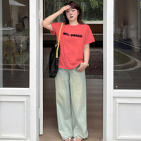 スタイリッシュな胸ロゴ半袖Tシャツと配色トートバッグ