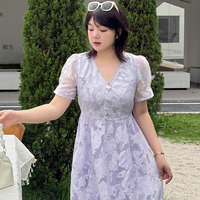 シアーな花柄生地にクリスタルが煌めくエレガントなワンピース