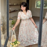 繊細な刺繍と水彩画のようなグラデーションが織りなすフェミニンワンピース