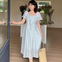 ネック縁から大きなロールフリルがフェミニンなワンピース