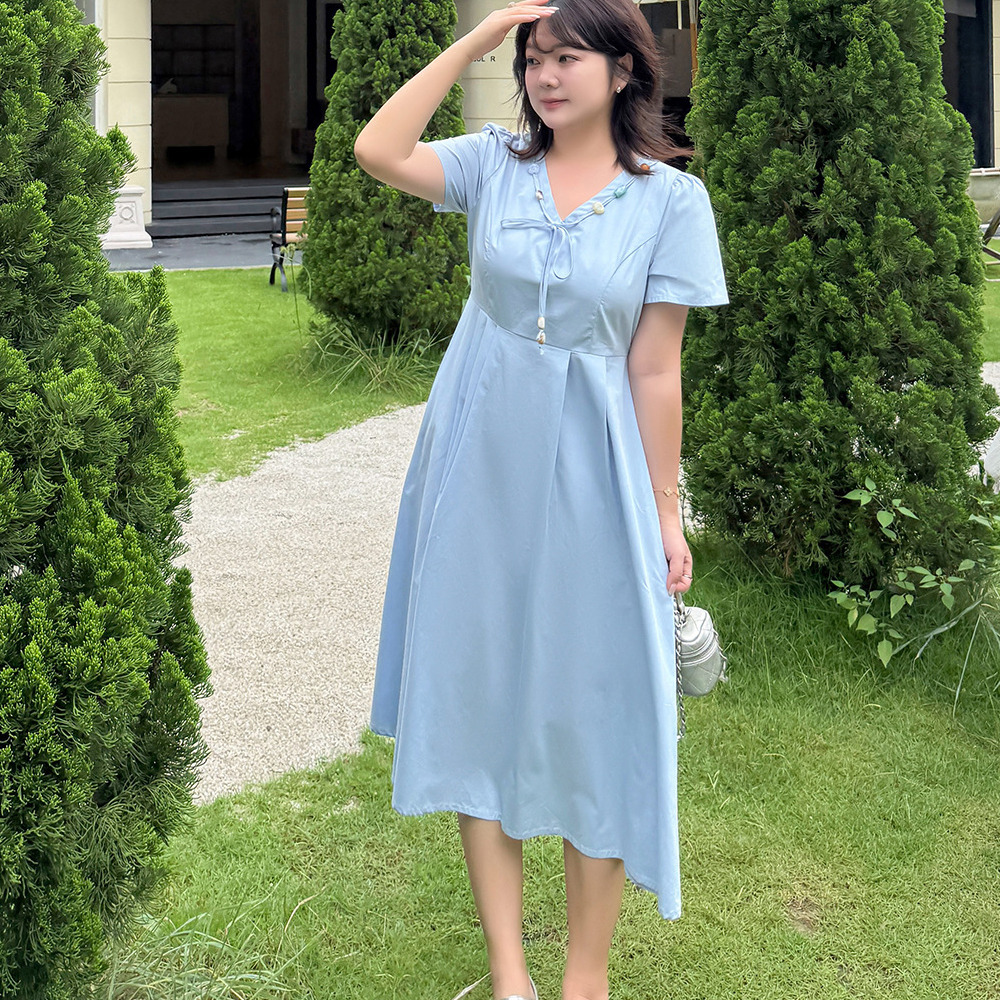 さりげない華やかさを添える、大人フェミニンなVネックワンピース4