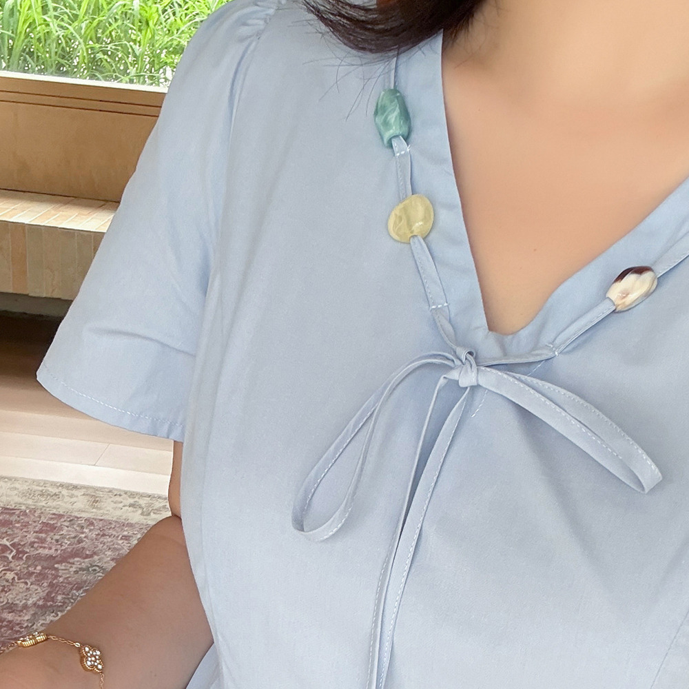 さりげない華やかさを添える、大人フェミニンなVネックワンピース5