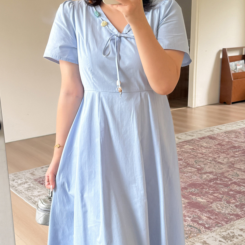 さりげない華やかさを添える、大人フェミニンなVネックワンピース6