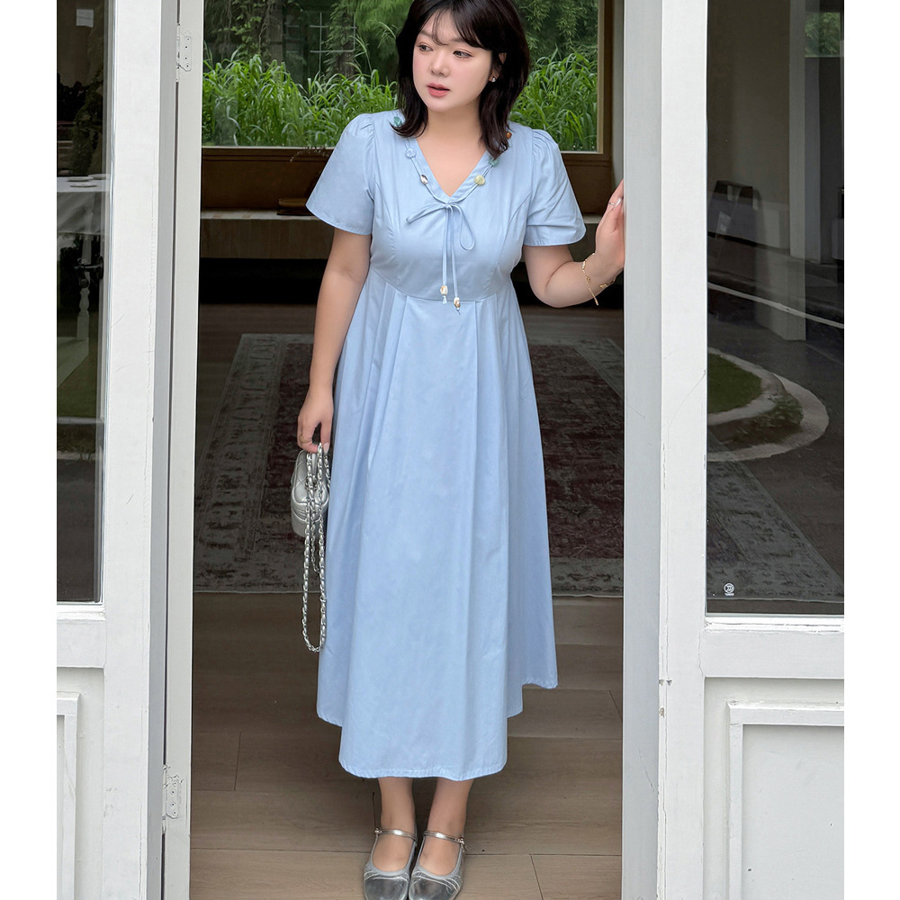 さりげない華やかさを添える、大人フェミニンなVネックワンピース7