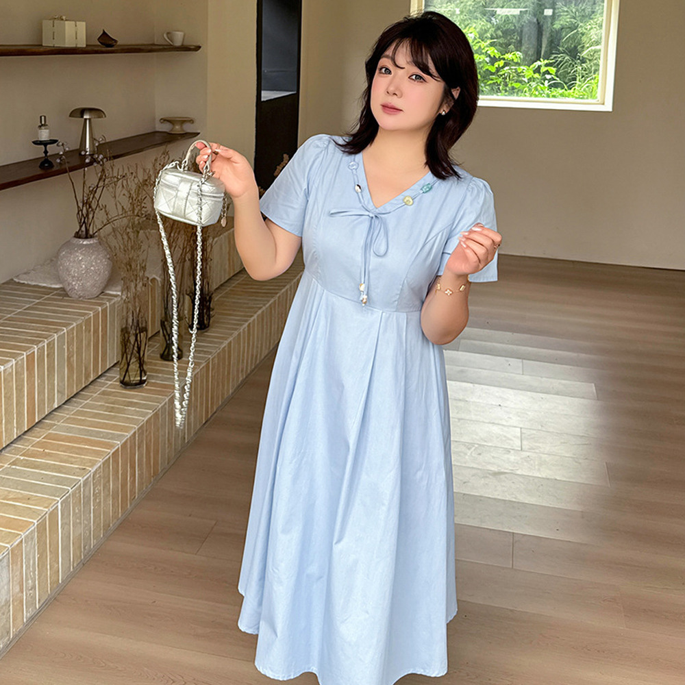 さりげない華やかさを添える、大人フェミニンなVネックワンピース8