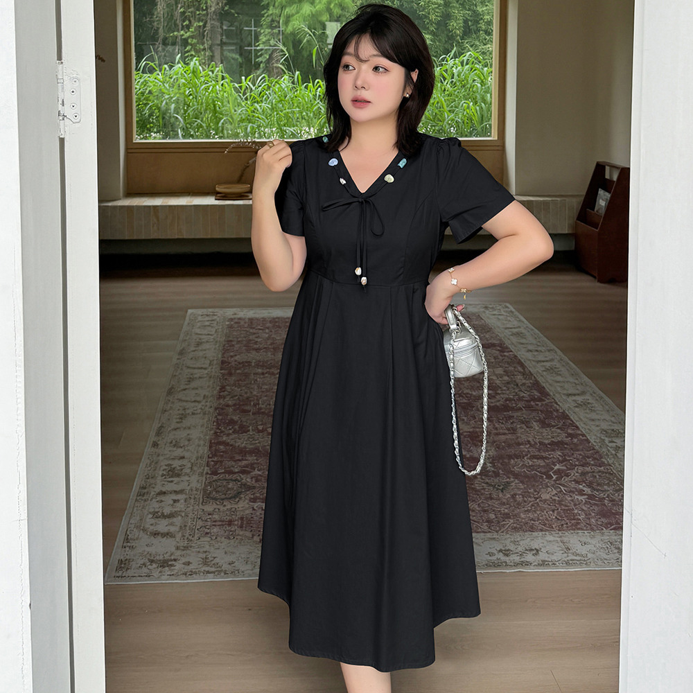 さりげない華やかさを添える、大人フェミニンなVネックワンピース1