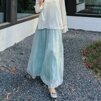 縦に流れるプリーツラインがすっきりとした印象を与えるAラインスカート