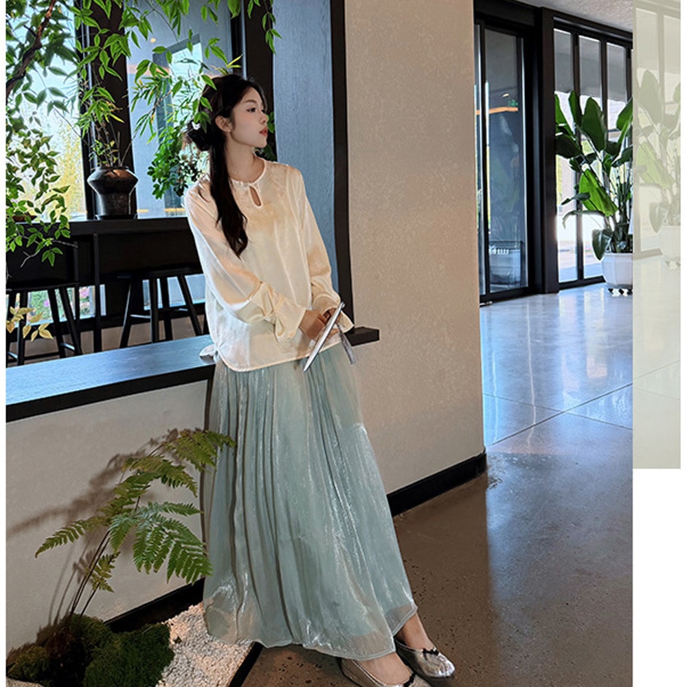 縦に流れるプリーツラインがすっきりとした印象を与えるAラインスカート3