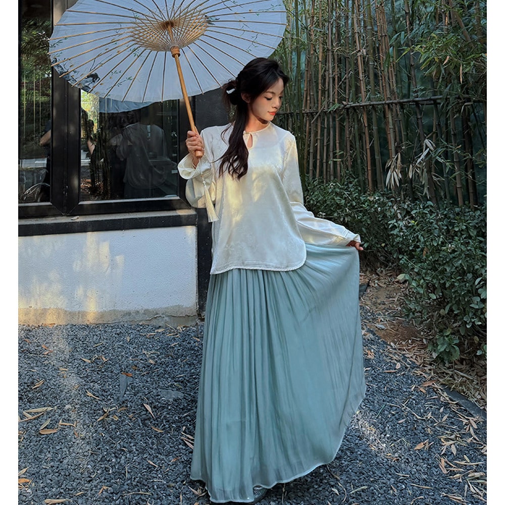 縦に流れるプリーツラインがすっきりとした印象を与えるAラインスカート4