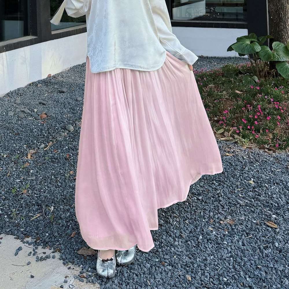 縦に流れるプリーツラインがすっきりとした印象を与えるAラインスカート7