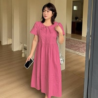 プリーツデザイン入りの上品フェミニンなコットンワンピース