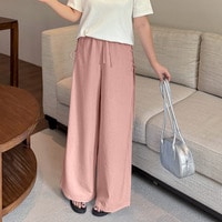 軽やかな穿き心地と美しいシルエットのリネンライク素材のワイドパンツ