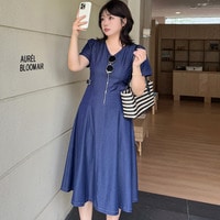 軽やかに纏う、洗練フェイクデニム。大人の余裕を引き立てるジップワンピース