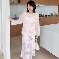 重ねるだけで叶う、抜け感と上品さ。大人フェミニンなレイヤードセット