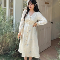 起毛レースとジャガード素材のビジューボタン開きフレアワンピース