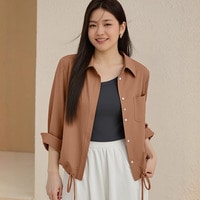 裾を絞ってシルエットを変えられる、大人のためのシャツジャケット
