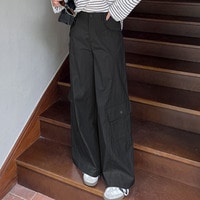 ワークテイストを品よく取り入れたワイドストレートカーゴパンツ