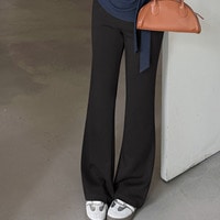 リラックス感ときれいめを両立するニットフレアパンツ