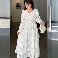 花柄ジャガードレースにパールボタンのフェミニンなフレアワンピース