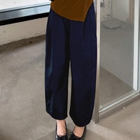 立体感のあるシルエットのクロップド丈 バルーンパンツ