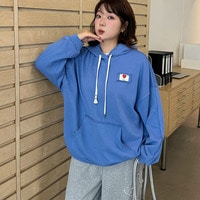 ハートのワンポイントが大人可愛い、こなれカジュアルフーディー