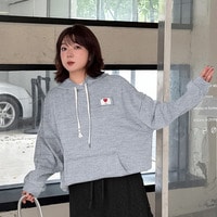 ハートのワンポイントが大人可愛い、こなれカジュアルフーディー