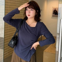 イレギュラースクエアネック＆ヘムのアシンメトリーデザイントップス