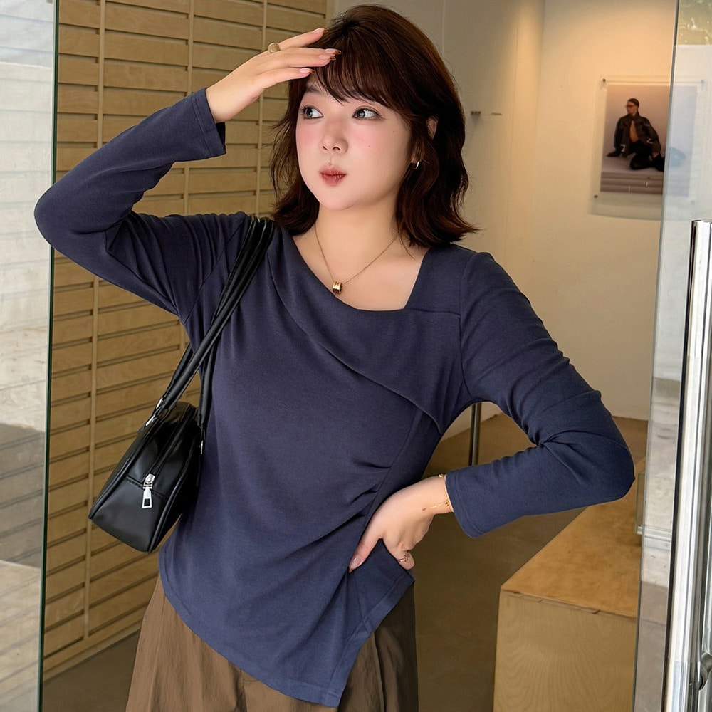 イレギュラースクエアネック&ヘムのアシンメトリーデザイントップス1