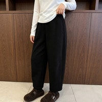 暖かさも、こなれ感も。丸みのあるフォルムで楽しむ大人スウェットパンツ