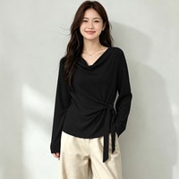 流れるようなドレープとサイドリボンで、横顔まで印象的なニットトップス