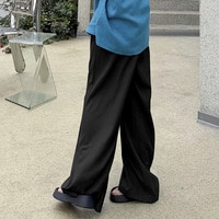 極上の滑らかな風合い。体型を美しくカバーするイージーワイドパンツ