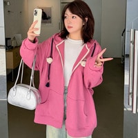 ゆったり羽織れて、毎日に頼れるフード付きスウェットジャケット