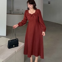 クラシカルなムードを纏う、フレンチスクエアネックワンピース