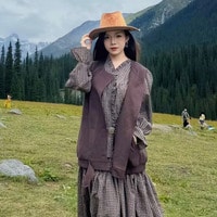 レイヤードスタイルに欠かせない、秋の雰囲気を纏うフェイクスエードベスト