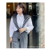 ボーダー柄ニットトップス肩掛け風の個性的なストール！