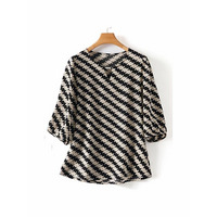 シックでモダンなジオメトリック柄のビジュー付きシルクブラウス